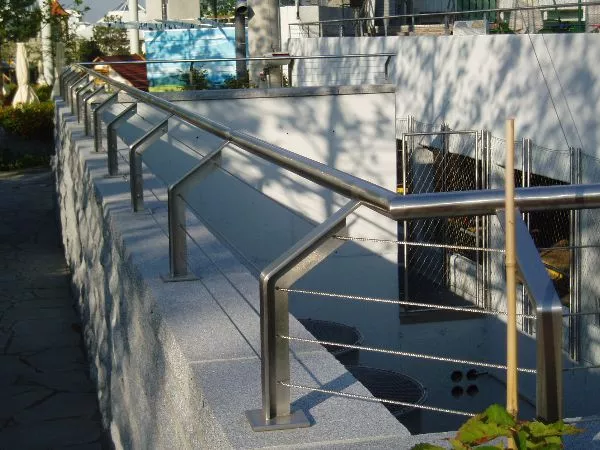 Sicherheitserhöhung einer Mauer mit Edelstahl
