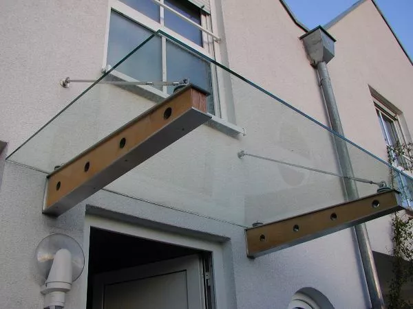Glasvordach auf Holzstützen