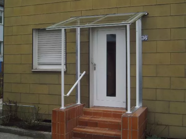 Vordach mit beiderseitigem Windschutz