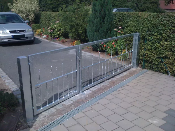 Gartentor und Tür in einem Stück