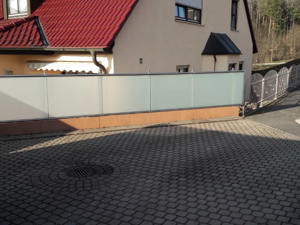 Edelstahlzaun mit Milchglas